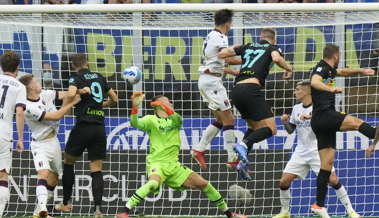 Inter berhasil unggul 2-0 di menit ke-31. Milan Skriniar berhasil menyundul masuk bola hasil tendangan pojok yang dilepaskan Federico Dimarco. (AP/Luca Bruno)
