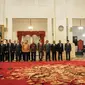 Ignasius Jonan dan Arcandra Tahar membacakan sumpah jabatan pada acara pelantikan Menteri ESDM dan Wakil Menteri ESDM di Istana Negara, Jakarta, Jumat (14/10). Pelantikan Jonan dan Arcandra dipimpin oleh Presiden Jokowi. (Liputan6.com/Faizal Fanani)