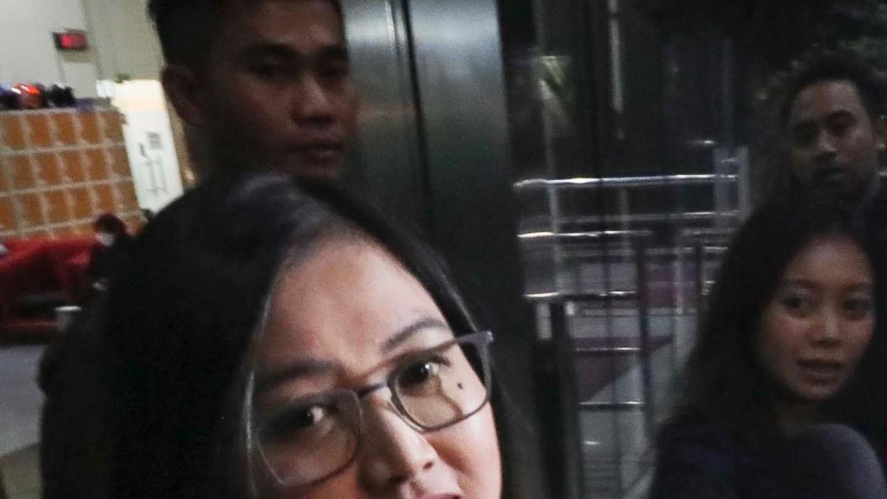 Saat keluar dari gedung antirasuah itu, Vita tampak mengumbar senyum serta menjawab singkat pertanyaan awak media.