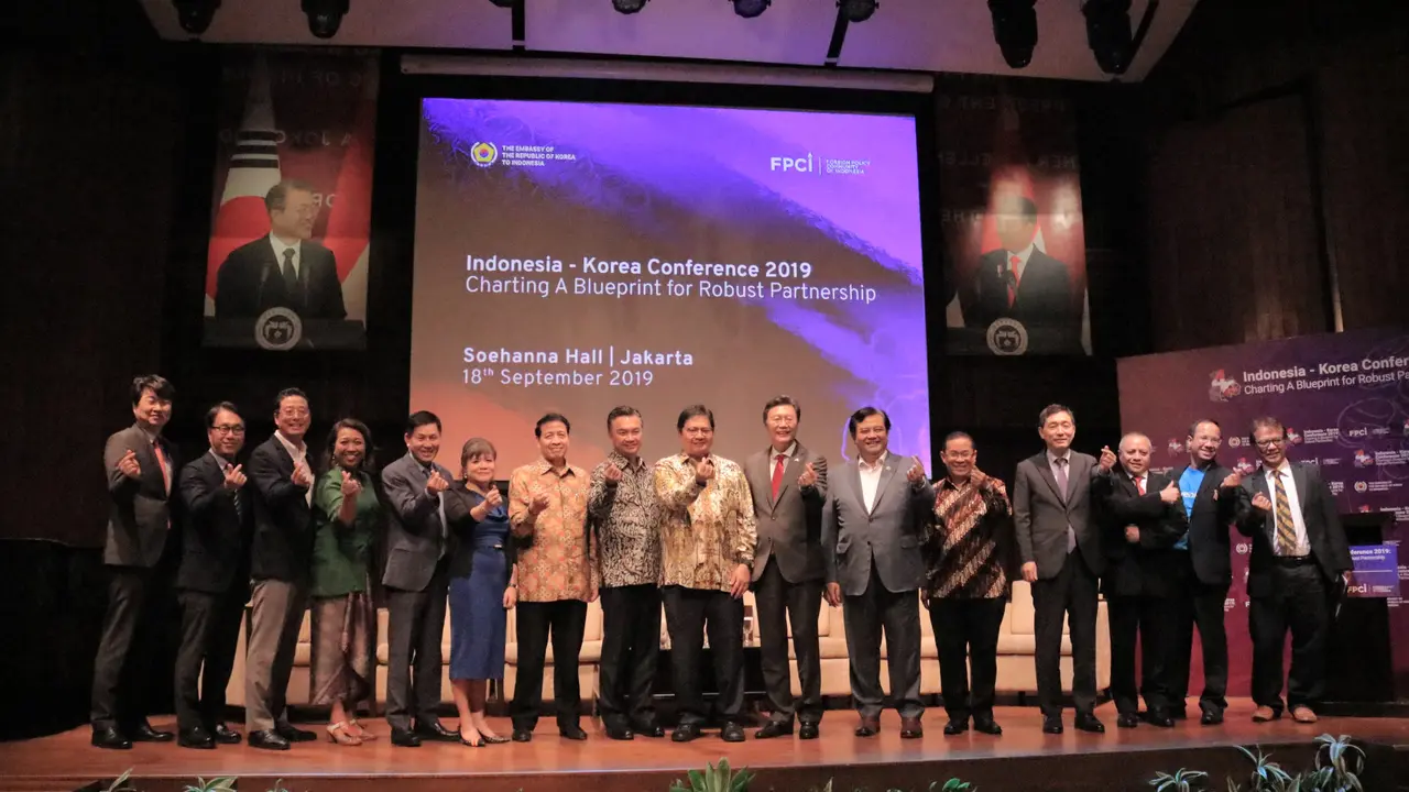 FPCI: Airlangga Hartanto, Dino Patti Djalal, Kim Chang Beom, Umar Hadi, serta tamu undangan lainnya berfoto bersama pada acara Indonesia-Korea Confrence 2019: Charting a Blueprint for Robust Partnership, Rabu 18/9/2019) (Liputan6.com/Hugo Dimas)