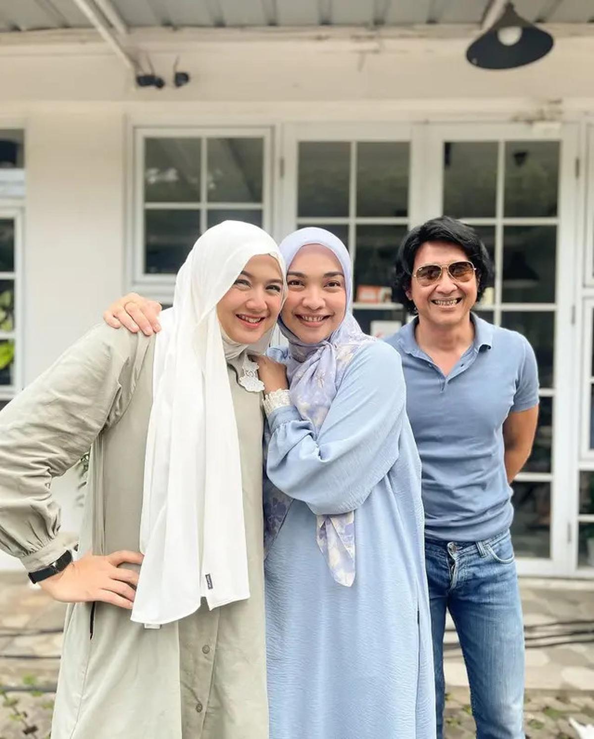 6 Potret Tika Bravani Bareng Pemain Lorong Waktu, Nostalgia Tontonan Masa Kecil