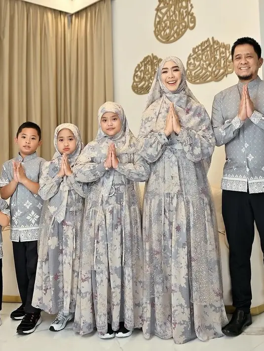 Pose dari keluarga Oki Setiana Dewi yang memiliki struktur seperti anak tangga, bisa menjadi inpirasi untuk lebaran nanti. Sahabat Fimela bisa mencoba pose ini dengan mengurutkan dari keluarga terkecil. (Foto: Instagram/@okisetianadei x @oryvitrio x @maryam_nusaibah_abdullah x @khadeejah_faatimah_abdullah x @ibrahimmuhammadabdullah x zahrasofi_official)
