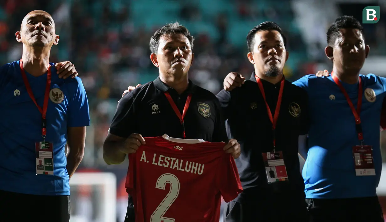 Almarhum Alfin Lestaluhu memang bukan bagian dari skuat Timnas U-16 yang saat ini berlaga di Piala AFF U-16 2022. Ia adalah anggota skuat Timnas U-16 saat berlaga di kualifikasi Piala AFC U-20 tahun 2019 lalu dan merupakan rekan seangkatan Marselino Ferdinan yang kini menjadi penggawa Timnas U-19. Namun semangat juangnya tetap ada di dalam skuat asuhan Bima Sakti dan menjadi cambuk Timnas U-16 bisa lolos ke babak final Piala AFF U-16 2020. (Bola.com/Bagaskara Lazuardi)