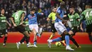 <p>Gelandang Napoli, Khvicha Kvaratskhelia menendang bola saat mencetak gol ke gawang Sassuolo pada pertandigan lanjutan Liga Serie A Italia di Stadion Mapei di Reggio Emilia, Italia, Sabtu (17/2/2023). Napoli menang atas Sassuolo dengan skor 2-0. (Massimo Paolone/LaPresse via AP)</p>