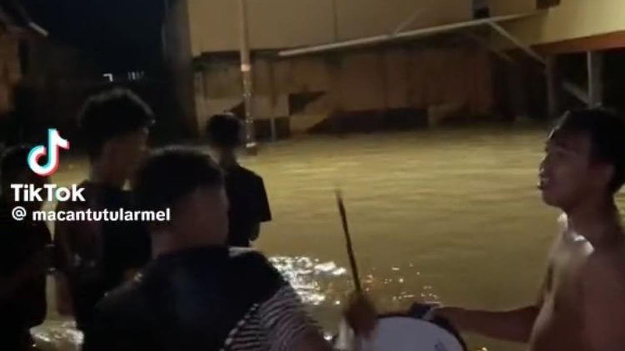 Pada video lainnya, anak muda ini juga sempat membangunkan sahur sambil berjalan di tengah banjir. Mereka bahkan tampak bermain air hingga basah kuyub bak orang mandi.