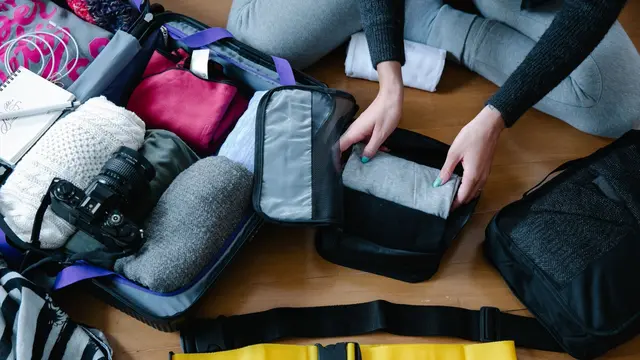 3. Gunakan Packing Cube untuk Mengelompokkan Barang