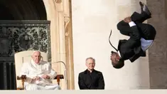 Paus Fransiskus melihat pertunjukan akrobat Black Blues Brothers saat audiensi umum mingguannya di Lapangan Santo Petrus, Vatikan, 30 November 2022. Black Blues Brothers yang terdiri dari lima pemain akrobat dari Kenya mengenakan jas dan dasi gelap, melakukan handsprings, membuat piramida manusia, dan melakukan trik berguling serta menari sambil lompat tali. (AP Photo/Andrew Medichini)