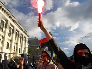 Kedutaan Besar Rusia di Kiev, Ukraina, diserbu ratusan demonstran, (14/6/2014). (AFP PHOTO/Yuriy Kirnichy)