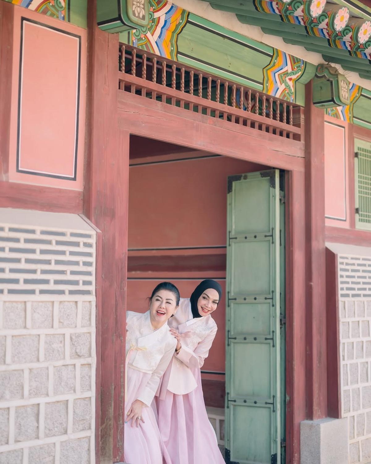 Potret Cantik Mami Rieta Amilia dan Desiree Tarigan Pakai Handbok di Korea, Bestie Awet Muda