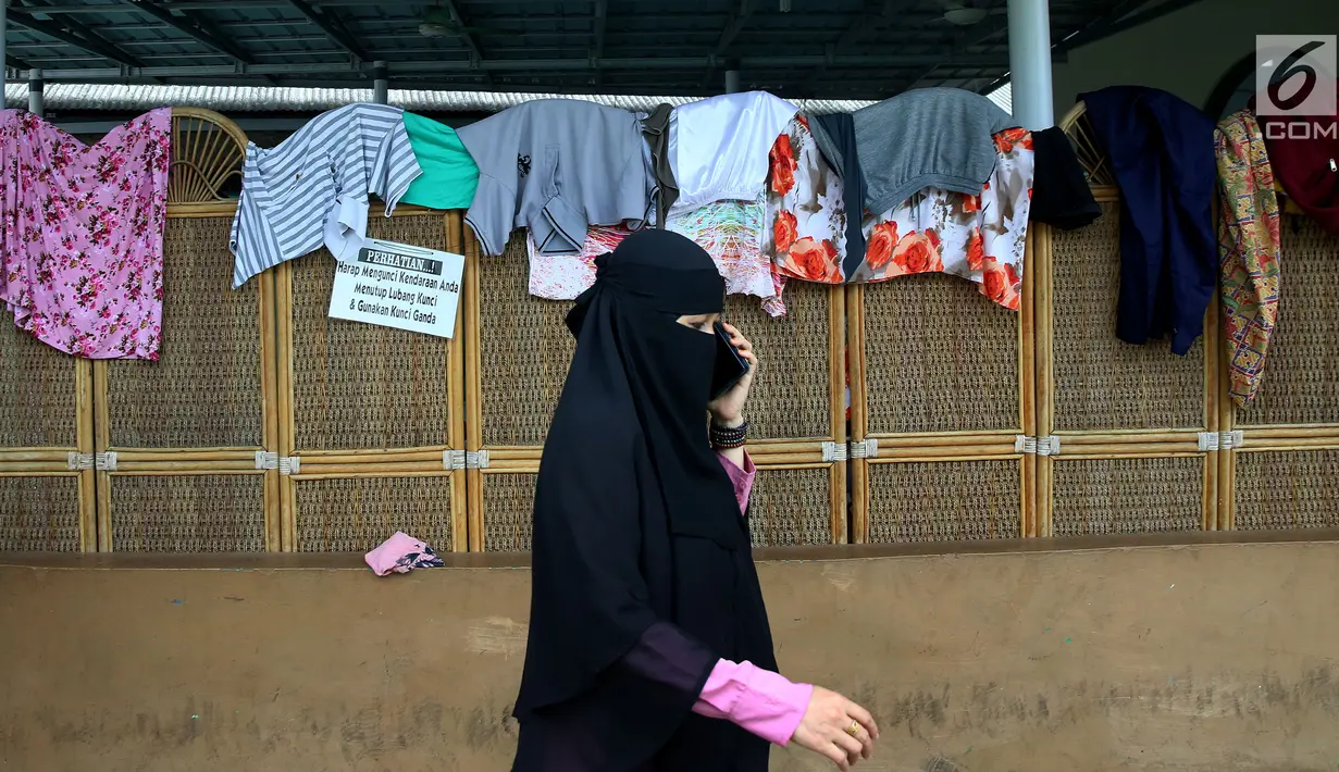 Suasana tempat penampungan sementara pencari suaka di musala samping Rumah Detensi Imigrasi Kalideres, Jakarta, Jumat (19/1). (Liputan6.com/JohanTallo)