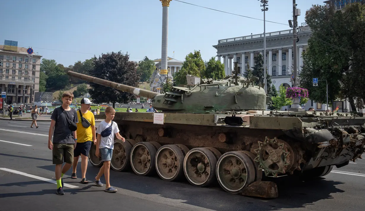 Tahun lalu, peralatan militer Rusia yang hancur juga dipamerkan di Khreshchatyk. (AP Photo/Efrem Lukatsky)