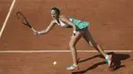 Kristina Mladenovic berusaha mengembalikan bola saat melawan petenis Italia, Sara Errani pada ajang tenis di Roland Garros 2017, Prancis Terbuka, Paris, (31/5/2017). (AFP/Thomas Samson)