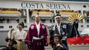 Anggota kelompok pertunjukan samurai tradisional Nagoya Omotenashi Bushotai berpose di depan kapal pesiar Costa Serena setelah tiba di Pelabuhan Nagoya, Prefektur Aichi, Jepang, Selasa (15/9/2026). Atlet dari cabang panahan, basket 3x3, kano/kayak sprint, balap sepeda gunung dan BMX, sepak bola putra, senam, bola tangan, judo, kabaddi, kurash, seni bela diri campuran, dayung, rugbi, sepak takraw, panjat tebing, squash, tenis, angkat besi, gulat, dan wushu akan tinggal di kapal tersebut. (AFP/Fred Mery)