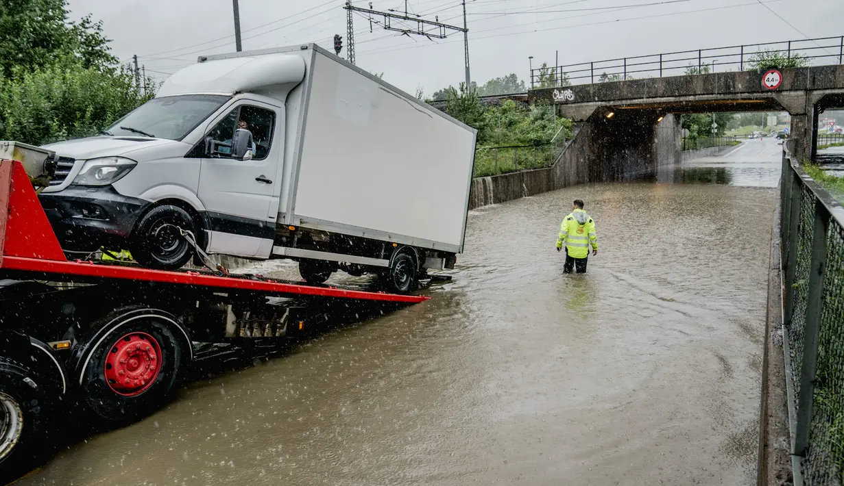 Jalan ditutup karena banjir dan tanah longsor, jalur kereta api ditutup, dan keberangkatan feri dibatalkan karena Badai Hans terus mengganggu perjalanan di Norwegia pada hari Selasa. (Stian Lysberg Solum/NTB Scanpix via AP)