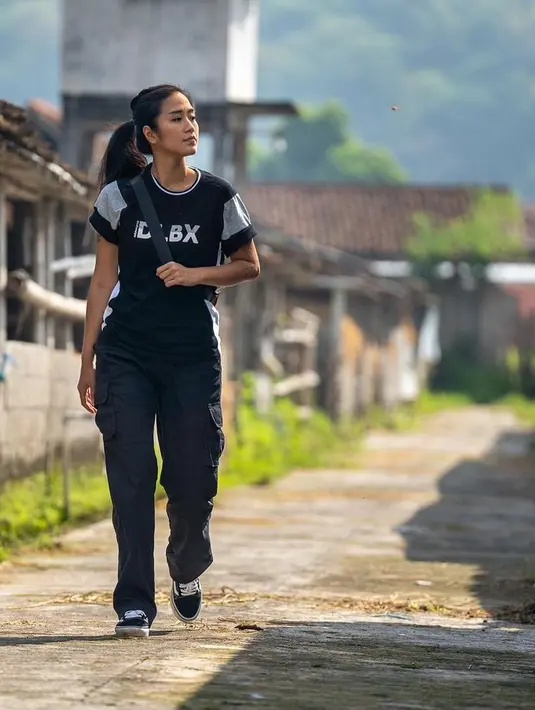 <p>Chef Renatta Moeloek saat berjalan di sebuah peternakan sapi. Chef Renatta terlihat tampil kasual dengan celana cargo dan kaos dengan gaya rambut dikuncir tetapi tak mengurangi kecantikan naturalnya. (Instagram/renattamoeloek)</p>