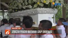 Sementara pihak keluarga memberikan penghormatan terakhir dengan menaburkan bunga di atas peti sebelum jenazah dikremasi.