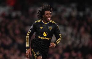 Pemain Manchester United (MU), Patrick Dorgu, berlari merayakan gol yang dicetaknya ke gawang Arsenal pada lanjutan Liga Inggris 2025/2026 di Emirates Stadium, Minggu (26/1/2026) malam WIB. (Mike Egerton/PA via AP)