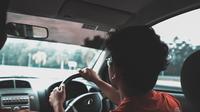 Ilustrasi mengendarai mobil. (Photo by Hareez Hussaini on Unsplash)