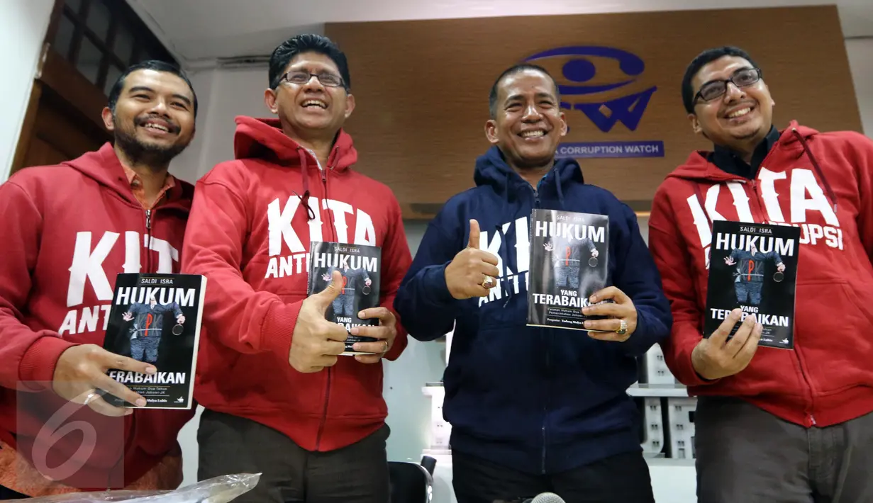 (ki-ka) Koordinator ICW Adnan Topan Husodo, Wakil Ketua KPK Laode M Syarif, pakar Hukum Tata Negara Saldi Isra, Pakar Hukum Pidana UGM Zaenal Arifin Mochtar menunjukkan buku karya Saldi Isra di Jakarta, Selasa (18/10/2016). (Liputan6.com/Helmi Afandi)