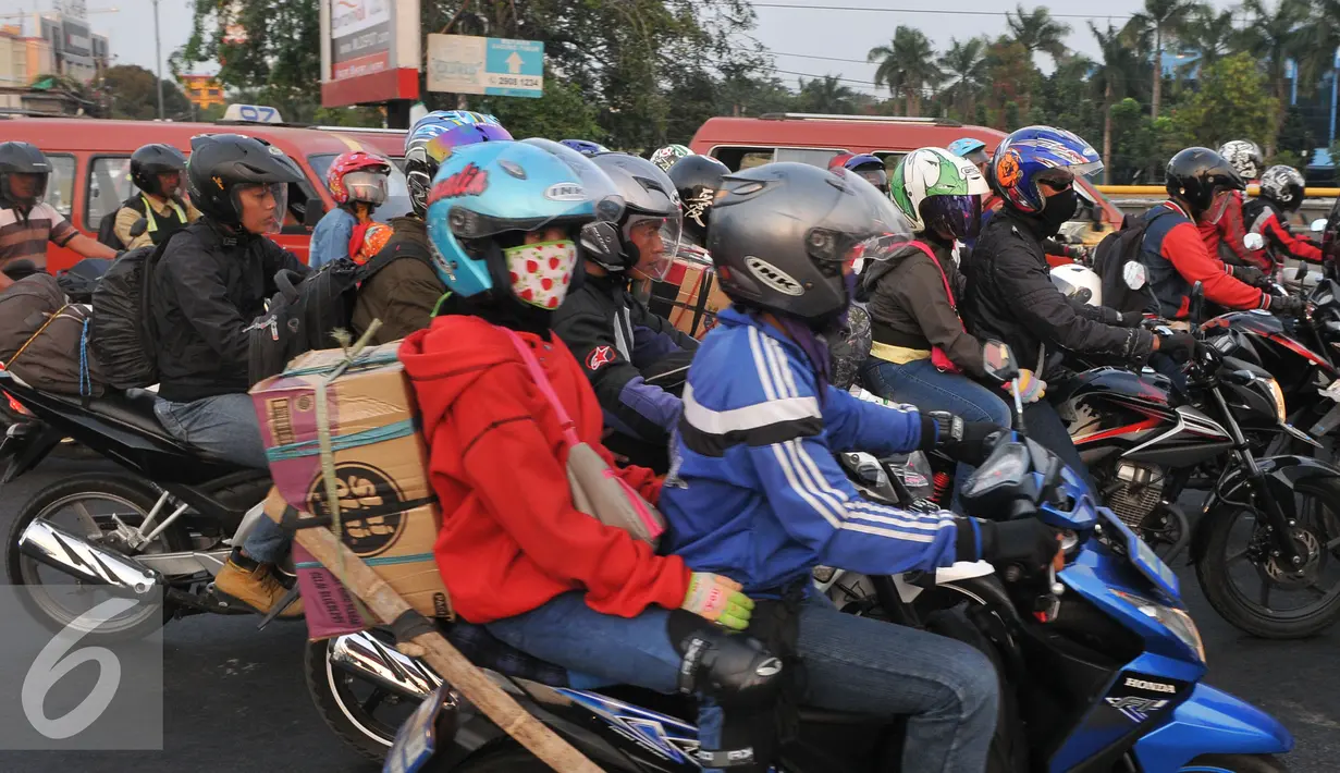Sejumlah pemudik bermotor melintasi jalur Bekasi Timur, Jawa Barat, Selasa (22/7/2015). Kepadatan arus balik sepeda motor diperkirakan terjadi pada H+4 malam hingga H+5. (Liputan6.com/Herman Zakharia)