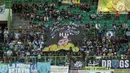 Suporter Laskar Joko Tingkir membentangkan bendera bergambar alm Choirul Huda saat menyaksikan laga Persela melawan Bhayangkara FC di Stadion Patriot Candrabhaga, Bekasi, Jumat (27/10). (Liputan6.com/Helmi Fithriansyah)