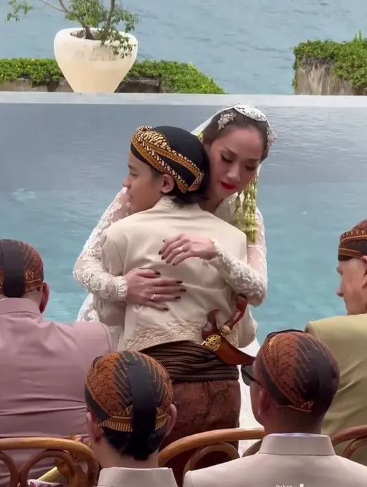 Noah yang mengenakan busana adat Jawa memeluk BCL yang kembali jadi pengantin. [instagram.com/sellyraimantra]