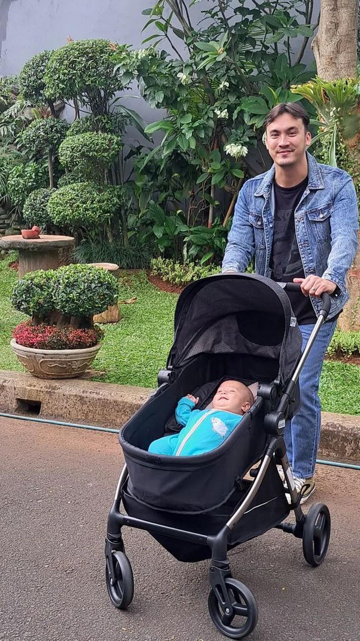 Di tengah kesibukannya, pria 35 tahun ini terlihat mengajak Baby Jacob jalan-jalan.