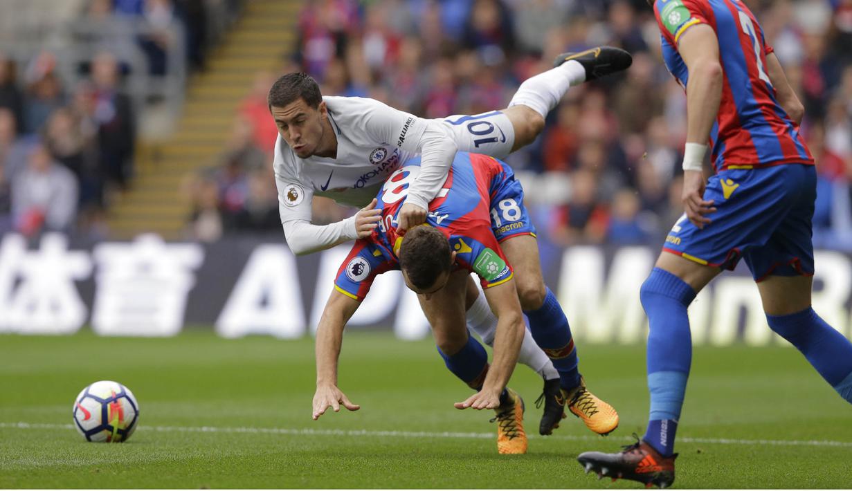 Gelandang Chelsea, Eden Hazard, berebut bola dengan gelandang Crystal Palace, James McArthur, pada laga Premier League di Stadion Selhurst Park, Sabtu (14/10/2017). Crystal Palace menang 2-1 atas Chelsea. (AP/Alastair Grant)