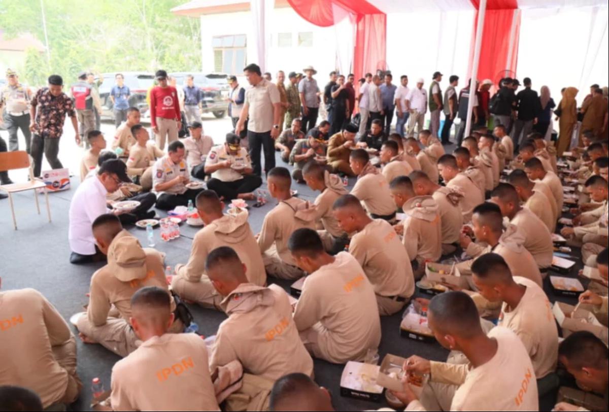 Hangat dan Sederhana, Momen Makan Siang Mendagri Bersama Praja IPDN di Tengah Tugas Kemanusiaan