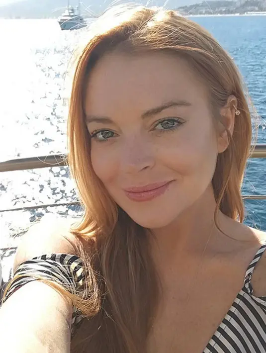 Lantaran itu juga ia menjadi buah bibir masyarakat dan menimbulkan rumor para penggemarnya tak lagi menjadikan dirinya sebagai idola. Namun baru-baru ini Lindsay menampik rumor tersebut. (Instagram/lindsaylohan)