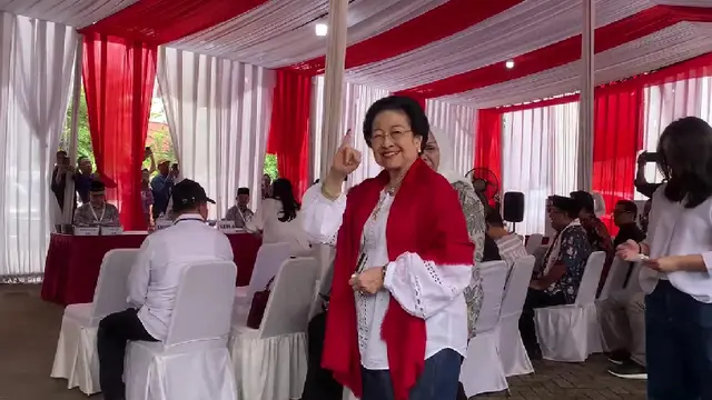 Presiden kelima RI yang juga Ketua Umum DPP PDI Perjuangan, Megawati Soekarnoputri menggunakan hak pilihnya pada Pilkada Jakarta 2024 di TPS 024, Kebagusan IV, Pasar Minggu, Jakarta Selatan, Rabu (27/11/2024).