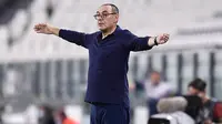 Pelatih Juventus, Maurizio Sarri, saat melawan Lecce pada laga Serie A di Stadion Allianz, Jumat (26/6/2020). Juventus menang 4-0 atas Lecce. (AP/Fabio Ferrari)