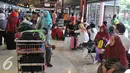 Sejumlah calon penumpang menunggu keberangkatan di terminal 2E Bandara Soekarno Hatta, Tangerang, Senin (6/7/2015). Pasca insiden kebakaran pada Minggu (5/6) lalu, situasi terminal 2E Bandara Soekarno Hatta mulai normal. (Liputan6.com/Herman Zakharia)