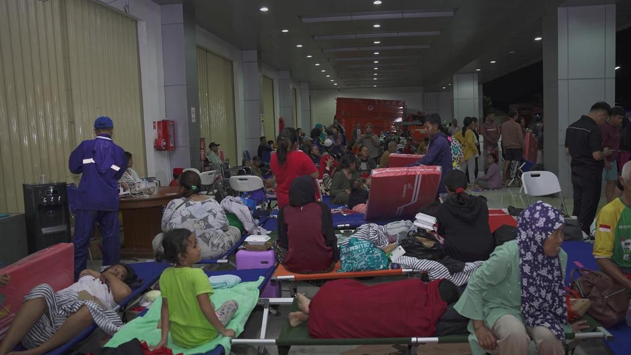 Kepala BNPB Tinjau Warga Bekasi yang Pengungsian Pascabanjir, Mensos Turun Tangan Siapkan Sahur