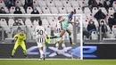 Penyerang Udinese, Beto menyundul bola saat bertanding melawan Juventus pada pertandingan lanjutan Liga Serie A Italia di Allianz Stadium di Turin, Minggu (16/1/2022). Juventus menang atas Udinese 2-2. (Fabio Ferrari/LaPresse via AP)