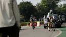 Pengguna sepeda berputar balik saat pengalihan jalur pesepeda di kawasan Sudirman-Thamrin, Jakarta, Minggu (5/9/2021). Pemberlakuan jalur ganjil genap pada masa PPKM membuat pengguna sepeda dilarang melintasi kawasan ganjil-genap pagi ini. (Liputan6.com/Angga Yuniar)