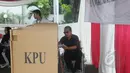 Seorang petugas saat akan mencoblos di bilik suara pada simulasi pemungutan dan penghitungan suara Pemilihan Gubernur, Bupati, serta Walikota di TPS Halaman Gedung KPU RI, Jakarta, Selasa (7/4/2015). (Liputan6.com/Herman Zakharia)