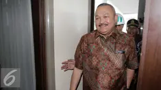  Gubernur Sumsel, Alex Noerdin berjala saat tiba di dalam Gedung Kejagung, Jumat (29/4). Alex Noerdin diperiksa sebagai saksi terkait kasus dugaan penyelewengan dana bantuan sosial (bansos) senilai Rp12 triliun tahun 2013. (Liputan6.com/Helmi Afandi)