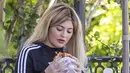 "Kylie sedang dihadapkan dengan ngidam. Bahkan dia merasa lelah untuk menahan diri karena banyak sekali makanan enak saat liburan yang ia lihat," ujar seorang sumber. (Daily Mail)