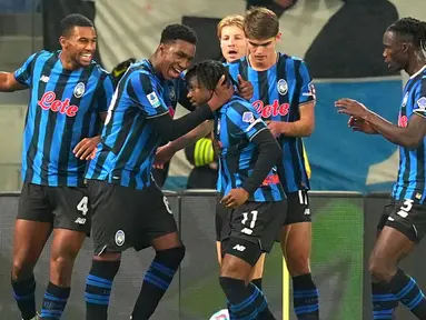Pemain Atalanta merayakan gol yang dicetak oleh Ademola Lookman ke gawang AC Milan dalam lanjutan Serie A 2025/2026 di Gewiss Stadium, Rabu, (29/10/2025). (Spada/LaPresse via AP)