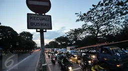 Pengguna motor menerobos jalur Transjakarta di kawasan Manggarai, Jakarta, Senin (1/8). Sebelumnya, Pemprov DKI Jakarta menyatakan komitmennya untuk terus melakukan sterilisasi jalur bus Transjakarta. (Liputan6.com/Yoppy Renato)