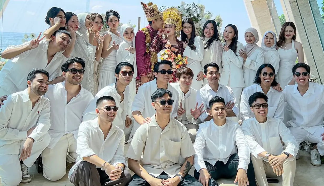 Para bridesmaid hadir di pernikahan Haviza Devi dan Harris Vriza mengenakan pakaian serba putih. Sedangkan pengantin tampil dengan baju adat warna merah. [@adysky99]