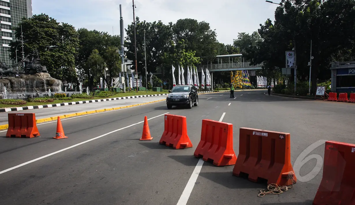 Dirlantas Polda Metro Jaya melakukan pengalihan arus lalu lintas di ruas jalan protokol (Medan Merdeka Barat dan Thamrin), Jakarta, Rabu (22/4/2015). Sejumlah ruas jalan utama di Jakarta ditutup untuk sementara saat puncak KAA.(Liputan6.com/Faizal Fanani)