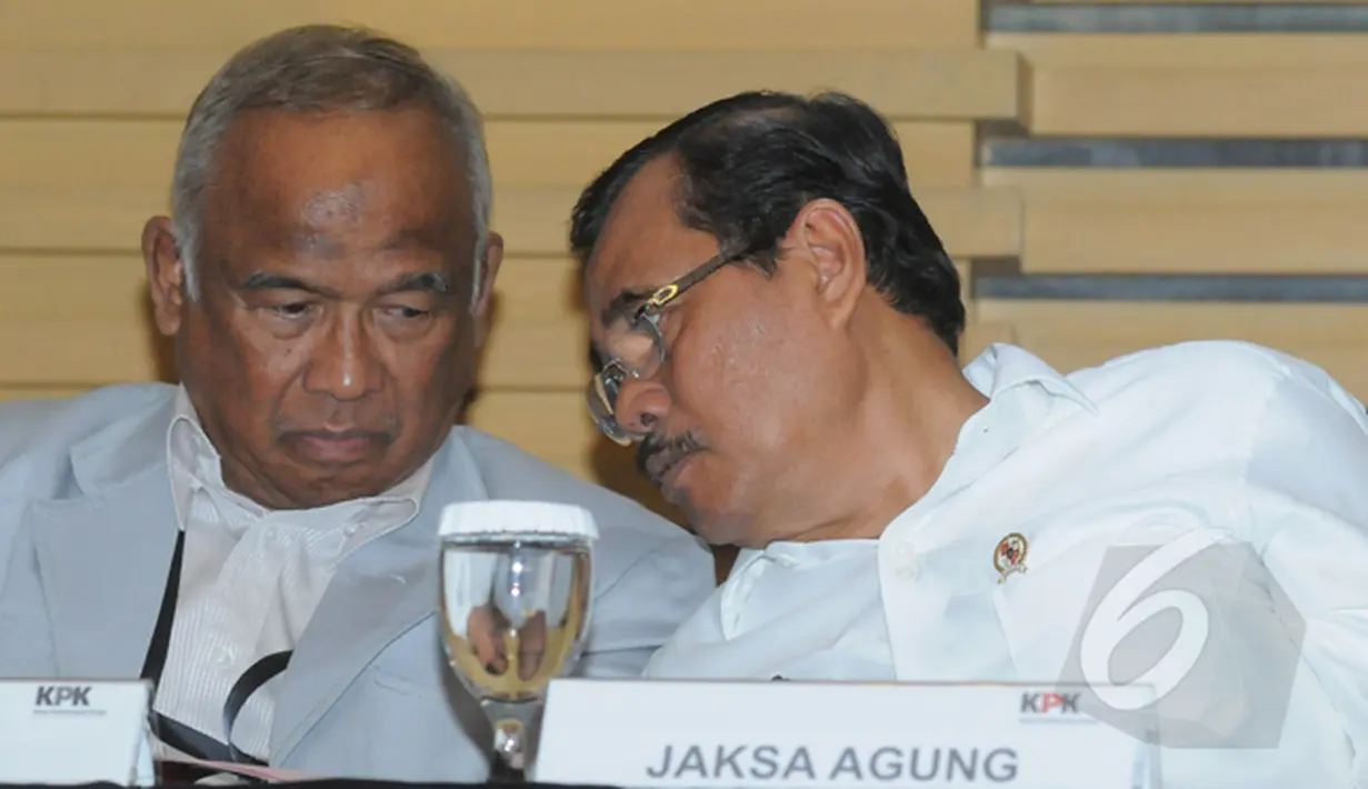 Plt Ketua KPK Taufiequrachman Ruki (kiri) berbincang dengan Jaksa Agung RI, H.M. Prasetyo disela-sela pertemuan dan jumpa pers di Gedung KPK, Senin (2/3/2015).  (Liputan6.com/Herman Zakharia)