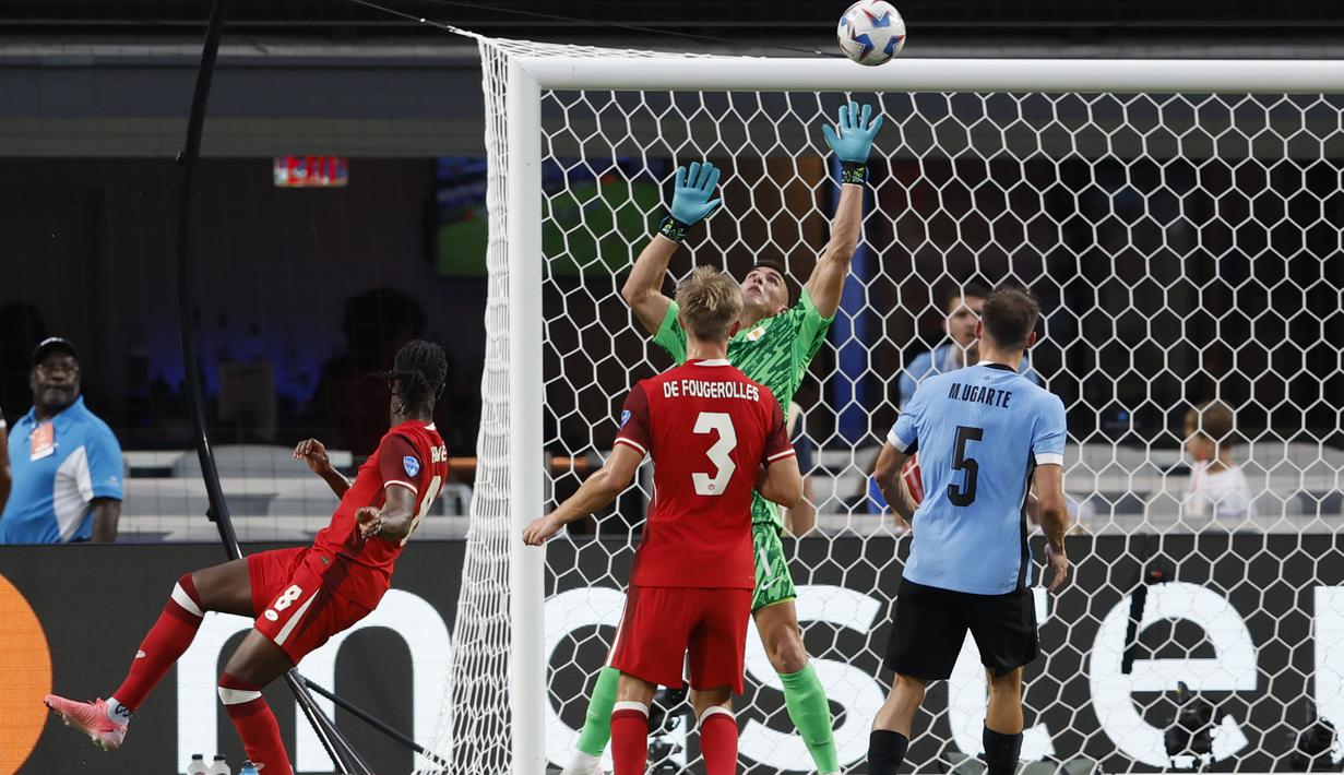 Gelandang Timnas Kanada, Ismael Kone (kiri) mencetak gol penyeimbang 1-1 ke gawang Timnas Uruguay pada laga perebutan tempat ketiga Copa America 2024 di Bank of America Stadium, Charlotte, Amerika Serikat, Minggu (14/7/2024) pagi WIB. (AP Photo/Nell Redmond)
