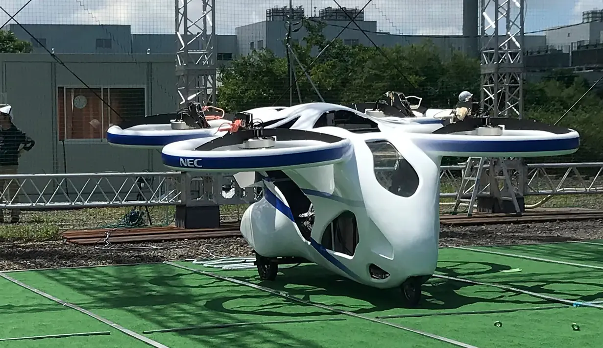 Mobil terbang NEC sebelum penerbangan uji coba di fasilitas produsen elektronik Jepang, NEC Corp di Abiko, pinggiran Tokyo, Senin (5/8/2019). Mobil terbang serupa drone dengan ukuran cukup besar untuk menampung manusia itu diharapkan dapat menjadi lebih baik daripada helikopter. (AP/Koji Sasahara)