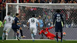 Pemain PSG, Zlatan Ibrahimovic, mencetak gol ke gawang Marseille pada final Coupe de France di Stade de France, Sabtu (21/5/2016). (AFP/Thomas Samson)