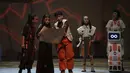 Para pemeran teater tampil dalam pertunjukan musikal Senja Teduh Pelita di Graha Bhakti Budaya, Taman Ismail Marzuki (TIM), Jakarta, Jumat (3/7/2026). Musikal ini diadaptasi dari lagu grup musik Maliq & D’Essentials yang  menceritakan tentang sekelompok anak-anak di masa depan yang berusaha membangun kembali dunia yang sudah hancur dan menyelamatkan orangtua mereka.(Kapanlagi.com/Budy Santoso)
