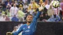 Kiper FC Bayern, Sven Ulreich berusaha menepis bola tembakan pemain Juventus pada laga International Champions Cup 2018 di Lincoln Financial Field, Philadelphia, (25/7/2018). Juventus menang 2-0. (AP/Chris Szagola)