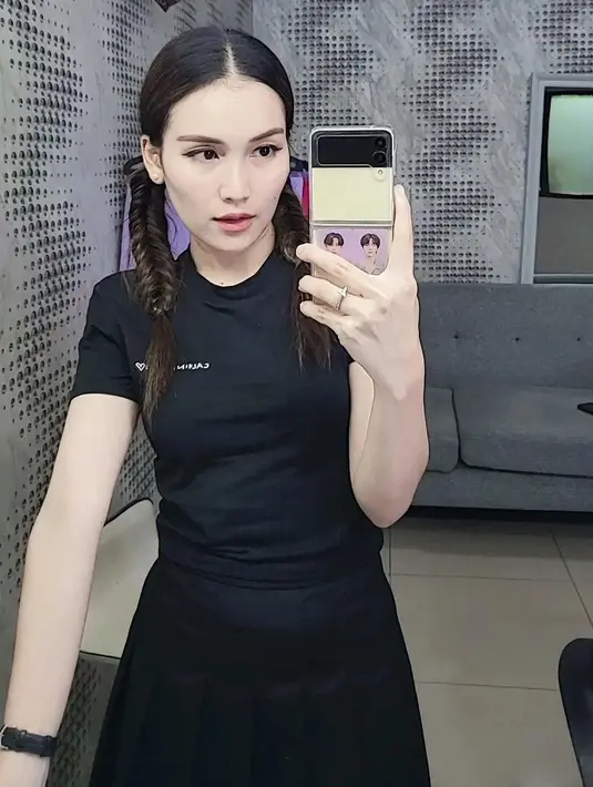 Penampilan Ayu dengan fishtail braids dan ornamen pita satu ini disebut penggemar bak Jennie BLACKPINK. Setuju nggak? [@ayutingting92]